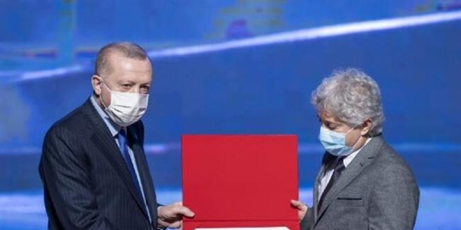 Erdoğan'dan Prof. Dr. Özkan'a 'Trafik Medya Yüzü' ödülü
