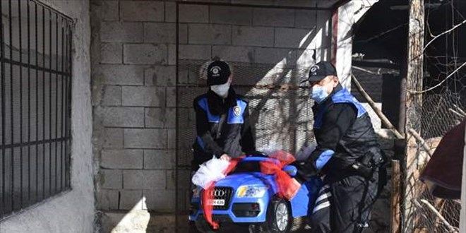 Siirt'te polis ekipleri 4 yaşındaki çocuğun akülü araç talebini yerine getirdi