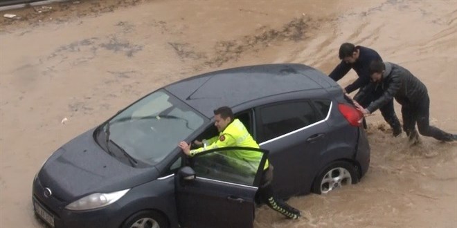 Sel sularında yolda kalan araçlara yardım eden komisere ödül