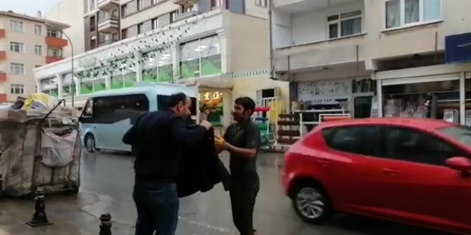 Yağmurda ıslanan kağıt toplayıcısına montunu hediye etti