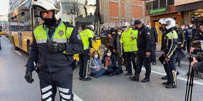 HDP'li vekiller yol kapattı, trafik felç oldu! 65 kişi gözaltında