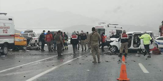 Van'da iki aracın çarpıştığı kazada 3 kişi yaşamını yitirdi