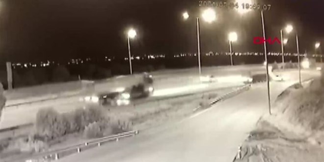 TIR'ın çarptığı otomobildeki hemşire hayatını kaybetti