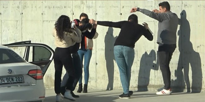 Yol kenarında maskesiz, mesafesiz eğlence kamerada