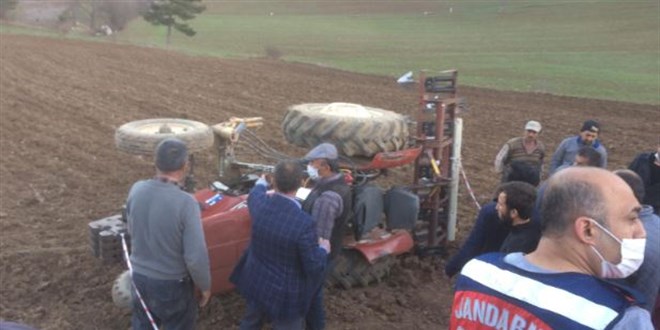 Sakarya'da devrilen traktörün altında kalan muhtar öldü