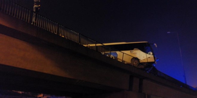 Yolcu dolu otobüs TEM'de kontrolden çıkıp viyadükte asılı kaldı