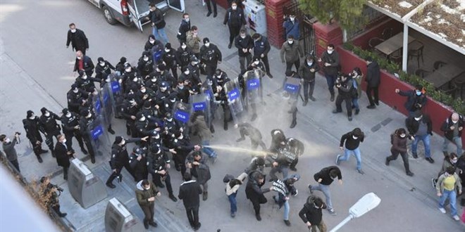 İzmir'de gözaltına alınan 26 eylemci serbest bırakıldı