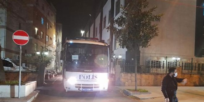 Kadıköy'de gözaltına alınan 33 kişi adliyeye sevk edildi