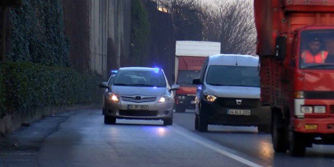 İstanbul'da çakarlılar yine emniyet şeridinde