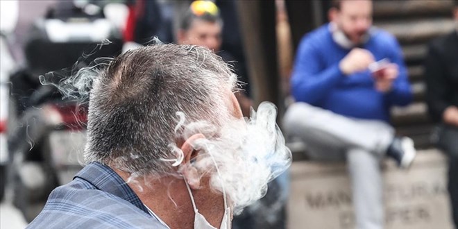 �stanbul'da kalabal�k yerlerde tedbirlere uyulmad��� g�r�ld�