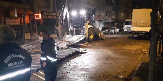 İstanbul'da Fırtına: Çatılar uçtu, ağaçlar devrildi