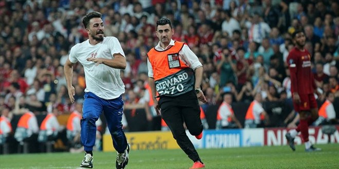 UEFA manda sahaya giren YouTuber'a hapis cezas