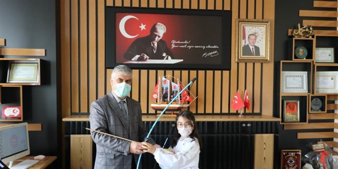 Bakan Selçuk'tan Adıyamanlı öğrenciye ok yay takımı
