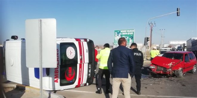 Aksaray'da ambulans ile otomobil çarpıştı: 5 yaralı