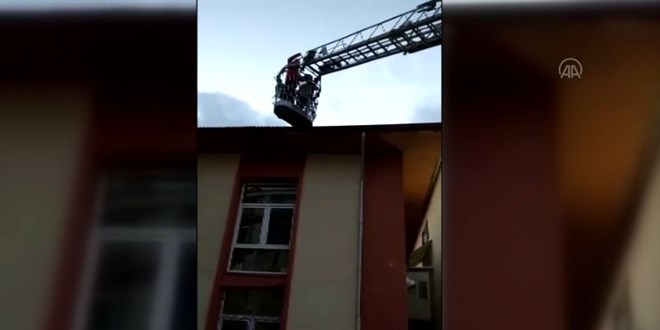 Okul çatısında mahsur kalan çocuğu itfaiye kurtardı