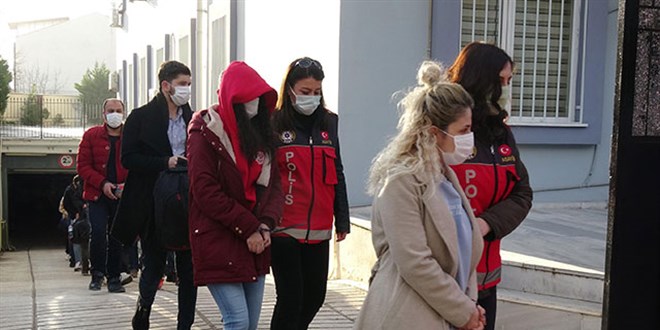 'Jigolo yapma' vaadiyle dolandıran şüphelilerden 28'i tutuklandı