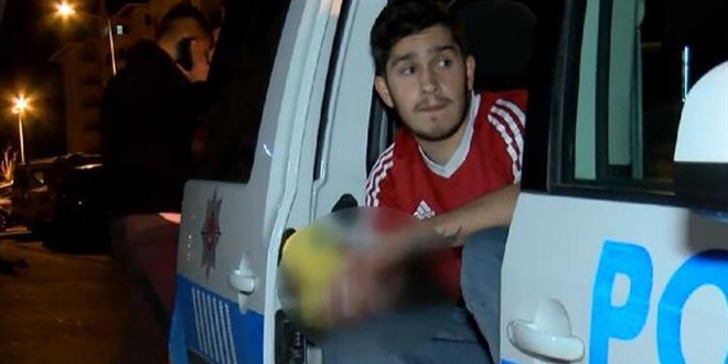 Annesini sevgilisiyle görünce çılgına döndü, bıçağa sarıldı