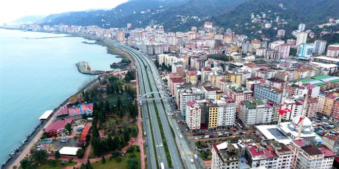 Rize'de binalar birbirine yaslanarak ayakta duruyor