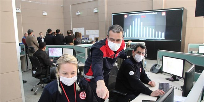 Çocuğunu uyutamayan da derdini paylaşmak isteyen de 112'yi arıyor