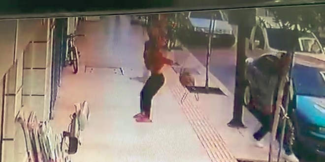 Kaldırımda yürürken ölümden saniyelerle kurtuldu
