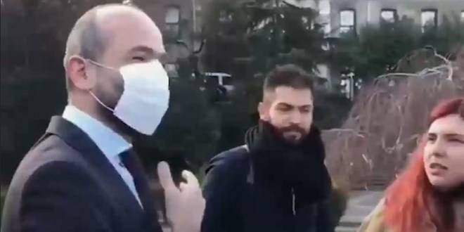 Melih Bulu'nun çikolata ikramına öğrencilerin tutumu tepki çekti