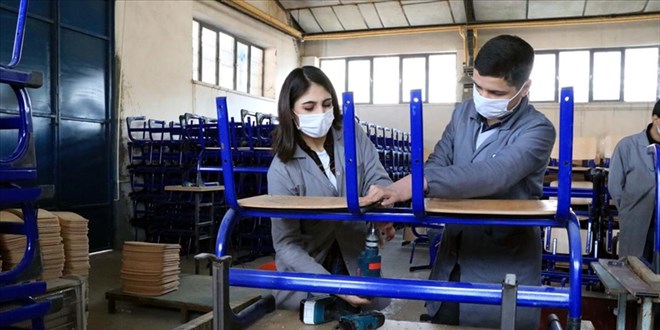 Meslek lisesi öğrencileri köy okulları için seferber oldu