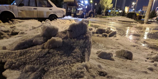 İzmir'de dolu birikintileri kar yağışını andırdı