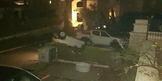 İzmir'de hortum dehşeti: Araçlar devrildi 16 kişi yaralandı