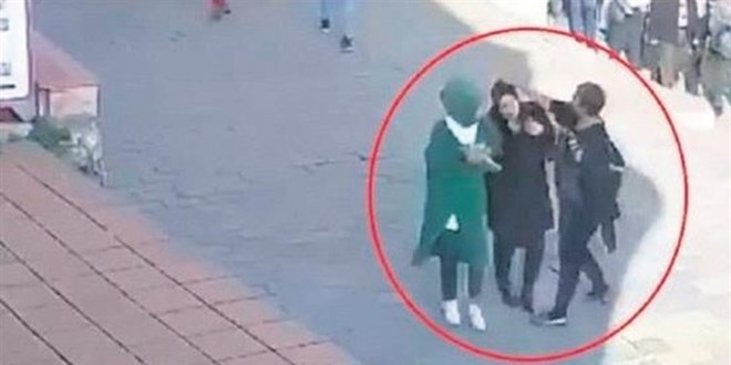 Başörtülü kızlar saldırganı affetti