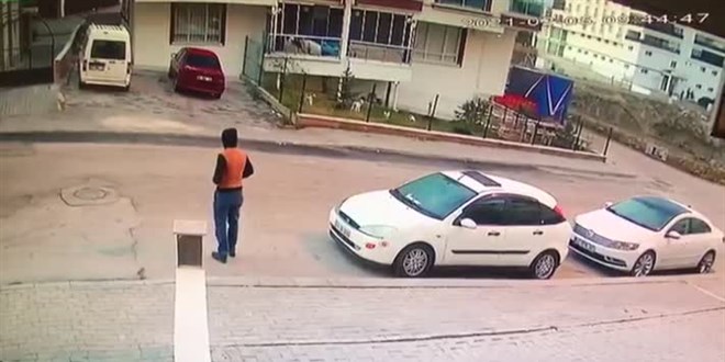 Yol kenarında bekleyen kişinin silahla vurulması güvenlik kamerasına yansıdı