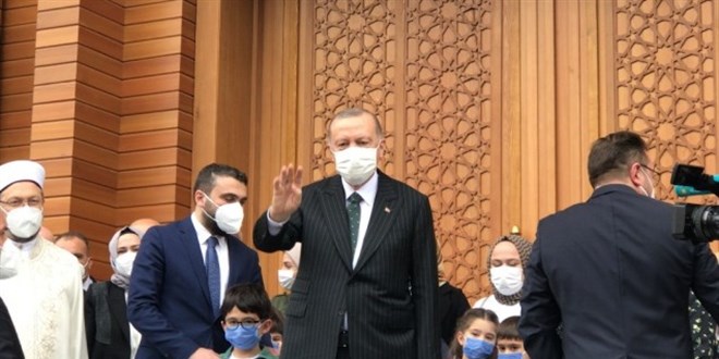 Erdoğan, cuma namazını açılışını yaptığı Hacı Ahmet Erdoğan Camisi'nde kıldı
