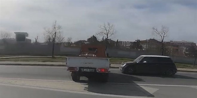 Makas ve kaza: Genç kadına trafikte korku dolu anlar yaşattılar