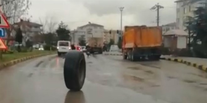 Araçların arasında ilerleyen lastik, görenleri şaşırttı