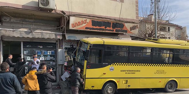 Taksiyle çarpışan özel halk otobüsü büfeye daldı: 1 ölü, 9 yaralı
