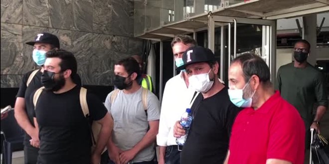 Serbest bırakılan 15 Türk gemici Büyükelçiliğe ulaştı