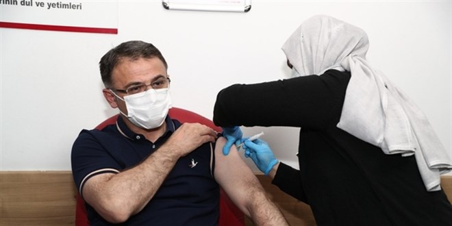 12 ilin valisi Kovid-19 aşısı yaptırdı