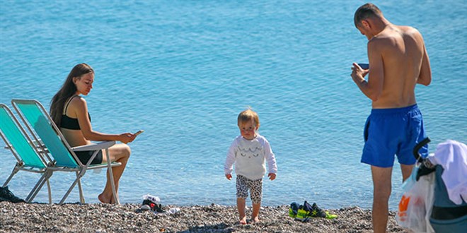 Güneşin keyfini yerleşik turistler çıkarttı