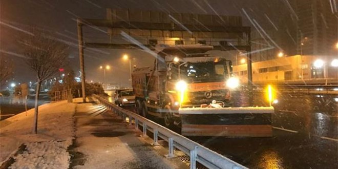 Kırklareli, Tekirdağ ve İstanbul'da kar yağışı etkili oluyor