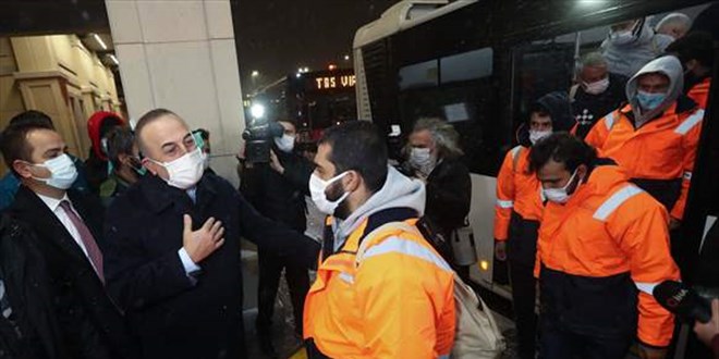 Bakan Çavuşoğlu karşıladı: Kurtarılan 15 gemici, İstanbul'da