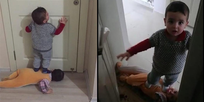 Minik ikizlerin kapı açma numarası şoke etti