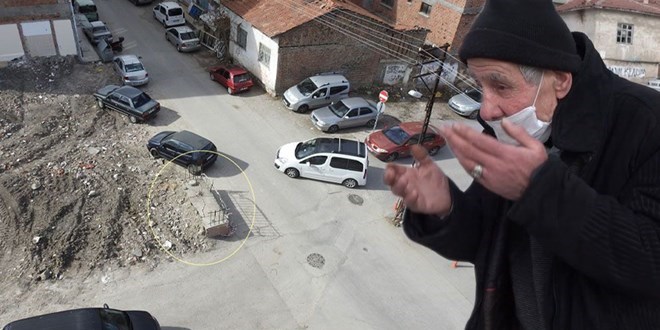 Türbe yol ortasında kaldı: Görenler durup dua ediyor