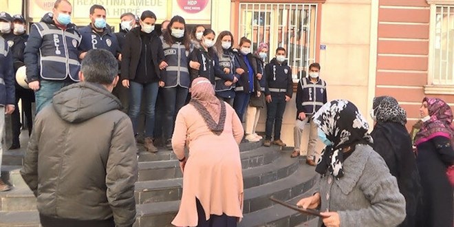 Şehit olan 5 kişinin ailesi Diyarbakır'da evlat nöbeti tutuyordu