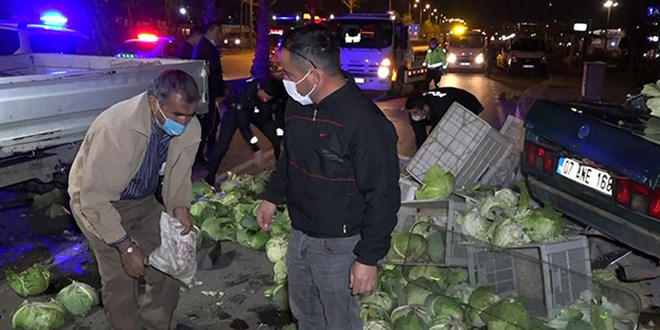 Kaza sonrası yola savrulan lahanaları polis topladı