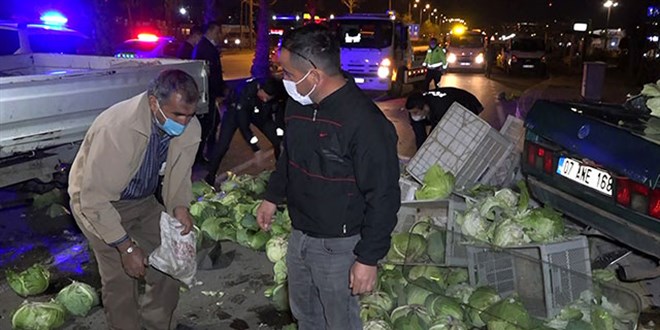 Kaza sonras yola savrulan lahanalar polis toplad
