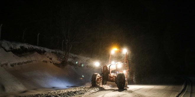 Ktahya ve Balkesir'de kar ya, ulamda aksamalara neden oldu