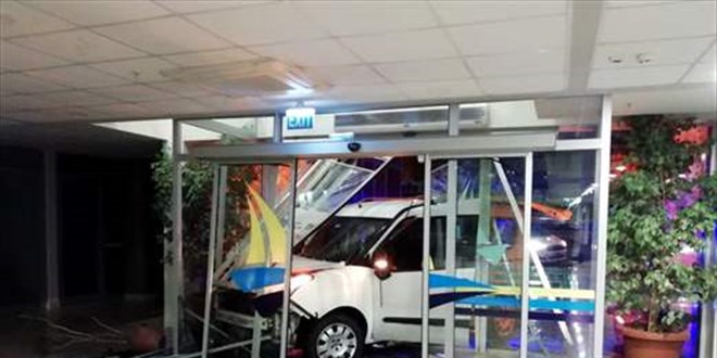 Polisin 'dur' ihtarına uymayan sürücü belediye binasının kapısına çarptı