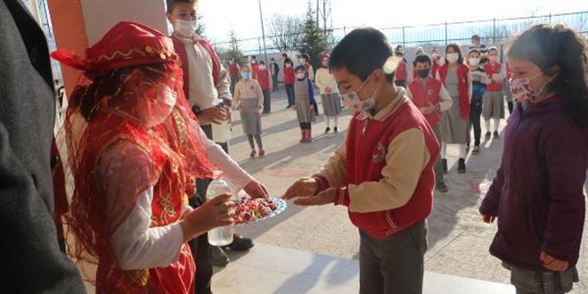 Tokat'ta, öğrencilere okulun ilk günü kolonya ve şekerli karşılama
