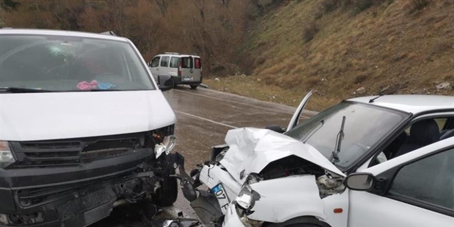 Minibüs ile otomobil çarpıştı: 4'ü öğretmen 6 yaralı