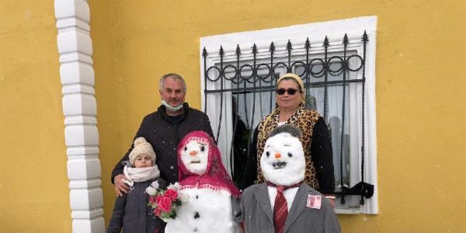 Kardan gelin ve damat yapıp takı taktılar