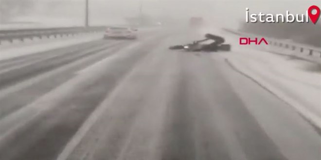 Görüş mesafesi kaybolan yolda motosikletliye çarpmaktan böyle kurtuldu